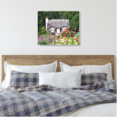 Huisje in de Engelse tuin verpakt Canvas Print (Insitu (Slaapkamer))