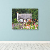 Huisje in de Engelse tuin verpakt Canvas Print (Insitu (Houten vloer))