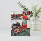  huisvrouw uit de jaren 1950 in keuken en kalkoene briefkaart (Staand voorkant)
