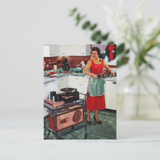  huisvrouw uit de jaren 1950 in keuken en kalkoene briefkaart (Staand voorkant)