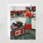  huisvrouw uit de jaren 1950 in keuken en kalkoene briefkaart (Voorkant / Achterkant)