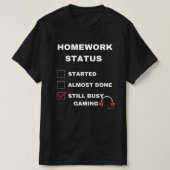 huiswerkstatus grappig nog steeds bezig met gaming t-shirt (Design voorkant)