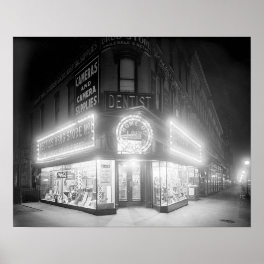 Huiswinkel 's Nachts, 1920. Oude Foto Poster (Voorkant)