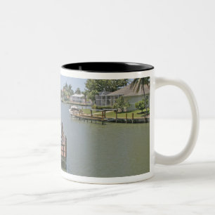 Huizen en steigers aan het kanaal Marco Island Flo Tweekleurige Koffiemok