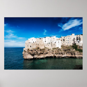 Huizen van Polignano a Mare op een klif in Puglia Poster