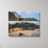 Hula Dancer bij Lumaha'i Beach, Kauai, Hawaii Canvas Afdruk (Voorkant)