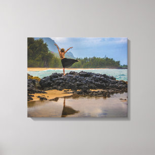 Hula Dancer bij Lumaha'i Beach, Kauai, Hawaii Canvas Afdruk