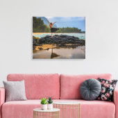 Hula Dancer bij Lumaha'i Beach, Kauai, Hawaii Canvas Afdruk (Insitu (Woonkamer))