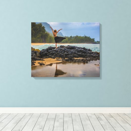 Hula Dancer bij Lumaha'i Beach, Kauai, Hawaii Canvas Afdruk (Insitu (Houten vloer))