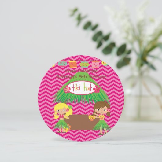 Hula Girls Tiki Hut Round Luau Birthday Uitnodigin Kaart (Staand voorkant)