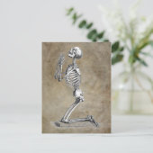 Human Skeleton Kneeling in Prayer Briefkaart (Staand voorkant)