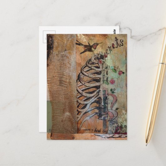 Hummingbird and ribcage secret mixed media collage briefkaart (Voorkant / Achterkant in situ)