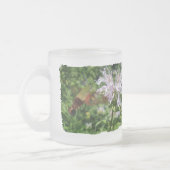 Hummingbird Clear Wing Moth op Monarda Matglas Koffiemok (Links)