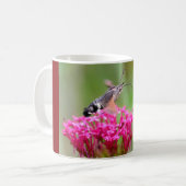 Hummingbird Hawk-moth-vlinder tijdens de vlucht Koffiemok (Voorkant links)