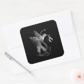 Hummingbird Holding White Ribbon Lung Cancer Aware Vierkante Sticker (Envelop)