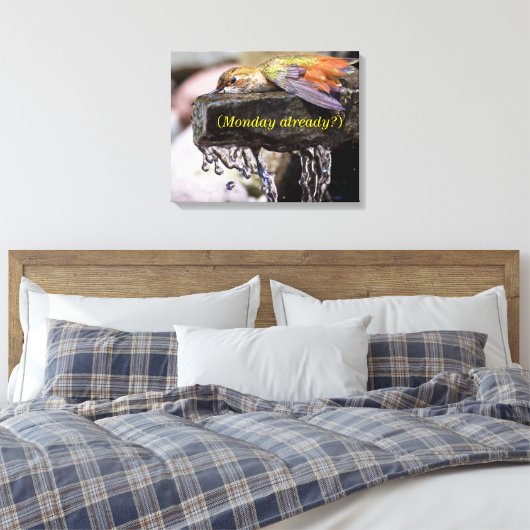 Hummingbird Laing in Water Canvas Afdruk (Insitu (Slaapkamer))