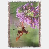 Hummingbird Moth on a Butterfly Struik Deken (Voorkant Verticaal)
