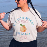 Humor Sassy Perzik Lichaam Positiviteit  T-shirt<br><div class="desc">Stap in de zomer met vertrouwen in onze Humor Sassy Peach Body Positivity T-Shirt! Omarm lichaamspositiviteit met dit humoristische grafische t-shirt, ideaal voor bochtige koninginnen. Het is een attent geschenk voor geliefden van plus-size. Onze esthetiek voegt een vleugje retro charme toe aan elke outfit. Vier je rondingen en spreid sass...</div>