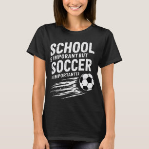 Humor School is belangrijk maar voetbal is belangr T-shirt
