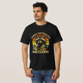 Humor Unhinged And Feral Raccoon Cowboy Trash  T-shirt (Voorkant volledig)