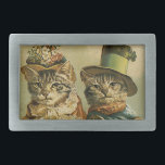Humor, Victoriaans Bride Groom Katten in Petten Gesp<br><div class="desc">illustratie grappig afbeelding van humor met Victoriaans tafeltjes met petten. Een ontwerp voor een romance- en liefdesbruiloft met een kattenbruid en bruin. De bruid draagt een elegant bloembloem pet en de bruidkat draagt een fancy formele hoed.</div>