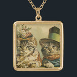 Humor, Victoriaans Bride Groom Katten in Petten Goud Vergulden Ketting<br><div class="desc">illustratie grappig afbeelding van humor met Victoriaans tafeltjes met petten. Een ontwerp voor een romance- en liefdesbruiloft met een kattenbruid en bruin. De bruid draagt een elegant bloembloem pet en de bruidkat draagt een fancy formele hoed.</div>