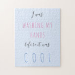 Humor voor aangepaste teksttypografie quarantaine  legpuzzel<br><div class="desc">Grappig quarantaine humor citeert: "Ik was mijn handen aan het wassen voordat het cool was" blauwe fuchsie en grijze puzzel.            U kunt de tekst met uw veranderen!</div>