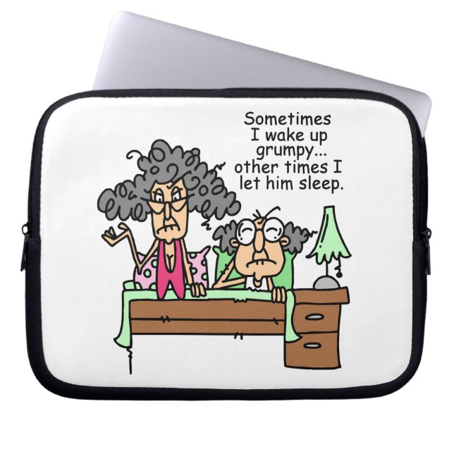 Humoristisch laat chagrijnig slapen laptop sleeve (Voorkant)