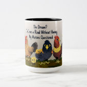 Humoristische Cartoon Chicken Funny Phrase Tweekleurige Koffiemok (Center)