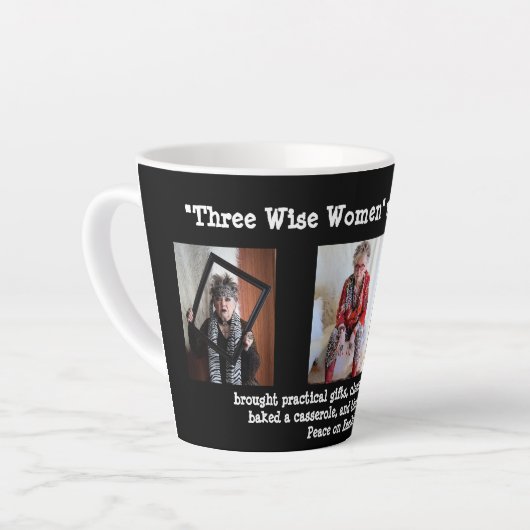 Humoristische Drie Wijze Vrouwen met Kerstmis Latte Mok (Linkerhoek)