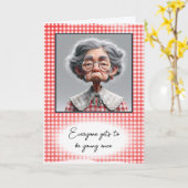 Humoristische oude dame die oud wordt kaart (Gele Bloem)