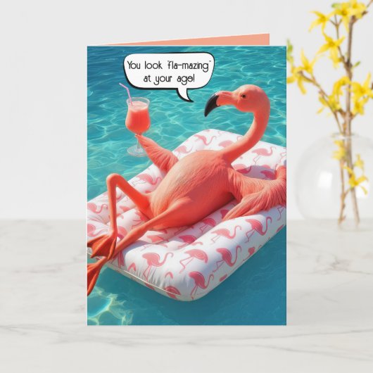 Humoristische verjaardag flamingo zweven in een zw kaart (Gele Bloem)