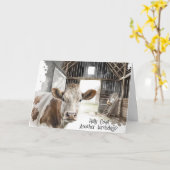 Humoristische Verjaardag Koe In Schuur met Haan Kaart (Gele Bloem)