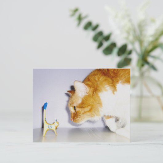 Humoureus kat Staring op Wooden Kat Statue Briefkaart (Staand voorkant)
