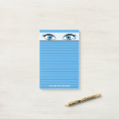 Humoureus Steely Blue Eyes met bovenliggend label Post-it® Notes (Op bureau)