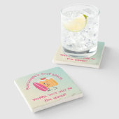 Humoureuze afvoerlaag met surfbordnaam stenen onderzetter (Zijkant)