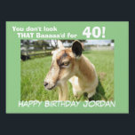 Humoureuze geit Funny Custom Birthday Tuinbord<br><div class="desc">Stomme geit in een groene weide kijkt uit van het groene bordje op jou en stuurt haar een grappige verjaardagshumor: "Je ziet er niet uit dat aaaaa "Jouw Aangepast geboortejaar" en "Vrolijke verjaardag?????" Geweldig voor boerderij of barn Birthday feest!</div>