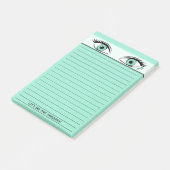 Humoureuze groene ogen voor piepen boven zwarte gl post-it® notes (Schuin)