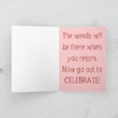 Humoureuze Happy Birthday Weeds Tussen Brick Paver Kaart (Binnen)