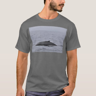 Humpback komt uit het water t-shirt