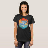 Humpback Whale op Retro Sunset T-Shirt (Voorkant volledig)