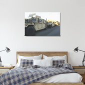 Humvees zit op de pier van Morehead City Canvas Afdruk (Insitu (Slaapkamer))