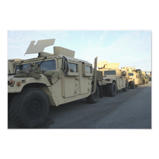 Humvees zit op de pier van Morehead City Foto Afdruk (Voorkant)