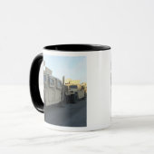 Humvees zit op de pier van Morehead City Mok (Voorkant links)