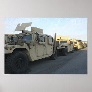 Humvees zit op de pier van Morehead City Poster