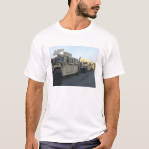 Humvees zit op de pier van Morehead City T-shirt