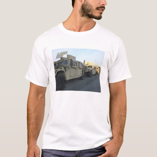 Humvees zit op de pier van Morehead City T-shirt (Voorkant)