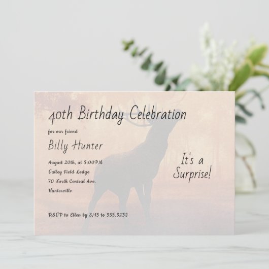 Hunter Antlers Surprise Birthday Party Invitation Kaart (Staand voorkant)