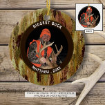 Hunter BIGGEST BUCK Camouflage Foto herdenking Keramisch Ornament<br><div class="desc">Het BIGGEST BUCK-herdenkingskeepaardse ornament van Hunter is gepersonaliseerd met één of twee foto's en uw aangepaste titel en tekst met een camouflage-ontwerp aan de voorkant en een foto aan de achterkant. PHOTO TIP: Kies een foto met het onderwerp in het midden en/of pre-gewas het aan een vierkante vorm alvorens te...</div>