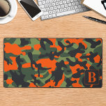 Hunter Camo gepersonaliseerde monogram camouflage Bureaumat<br><div class="desc">Maak kennis met onze camo bureaumat, ideaal voor het toevoegen van een vleugje militair geïnspireerde stijl aan uw home kantoor of game-setup. Het jachtgroen, zwart bruin en blaze sinaasappel camouflageontwerp geeft uw werkruimte een robuuste maar verfijnde uitstraling. Dit extra grote muismatje is het perfecte kantoor-accessoire, dat een glad oppervlak voor...</div>